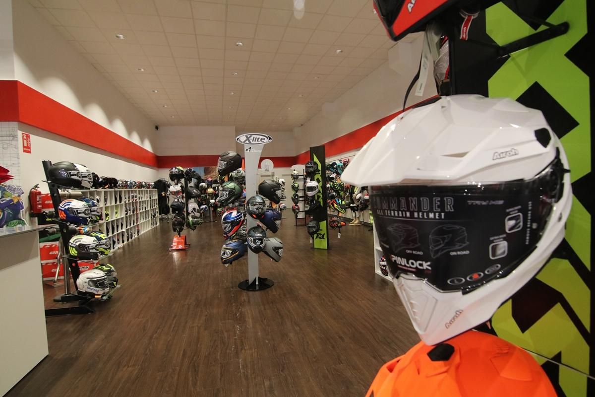 La zona de Boutique de El Motorista en Chinales cuenta con gran variedad de accesorios para el motero