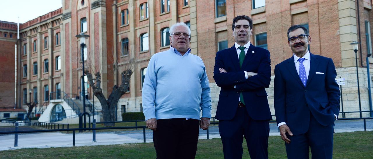 Los directores del centro universitario de Plasencia, que recuerdan sus 25 años.