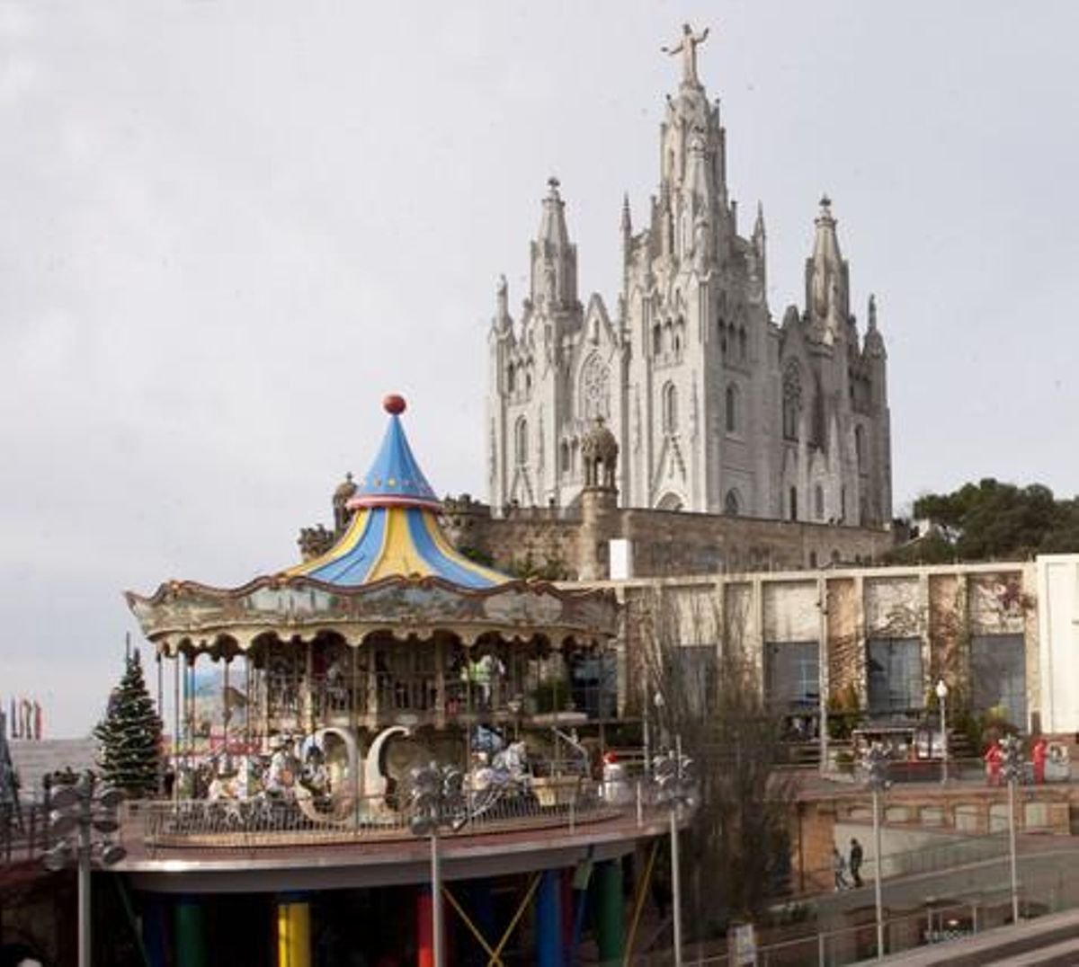 Tibidabo. Talaia natural, centre d’oci i diversió des de fa 111 anys i gran ’pulmó’ verd de l’àrea metropolitana. JOSEP DARNÉ (Auxiliar de la Guàrdia Urbana)