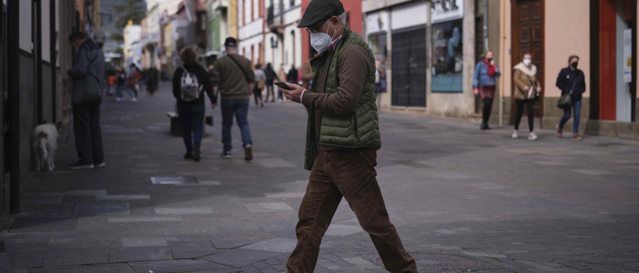 Un hombre pasea por una de las calles centrales de La Laguna.