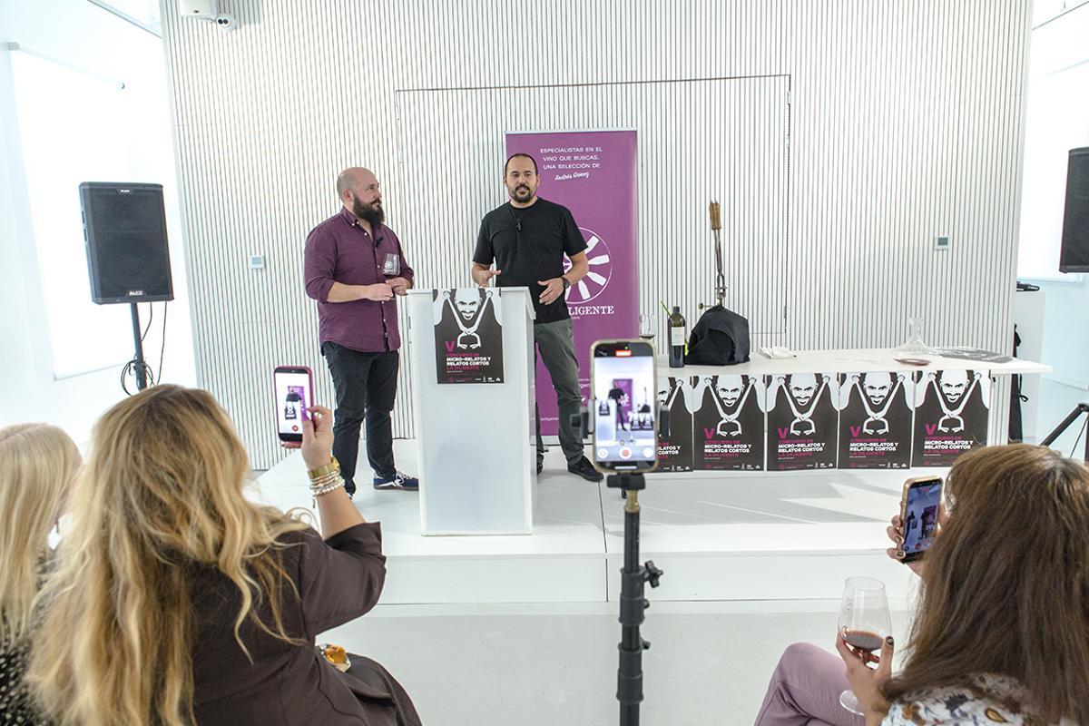 Andrés Gómez, junto a Eloy González, autor del cartel del concurso