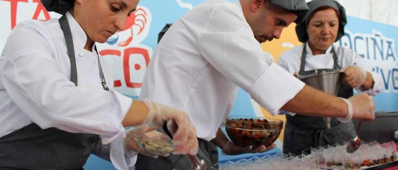 Elaboración de platos en la jornada gastronómica organizada por Emgrobes. // Muñiz