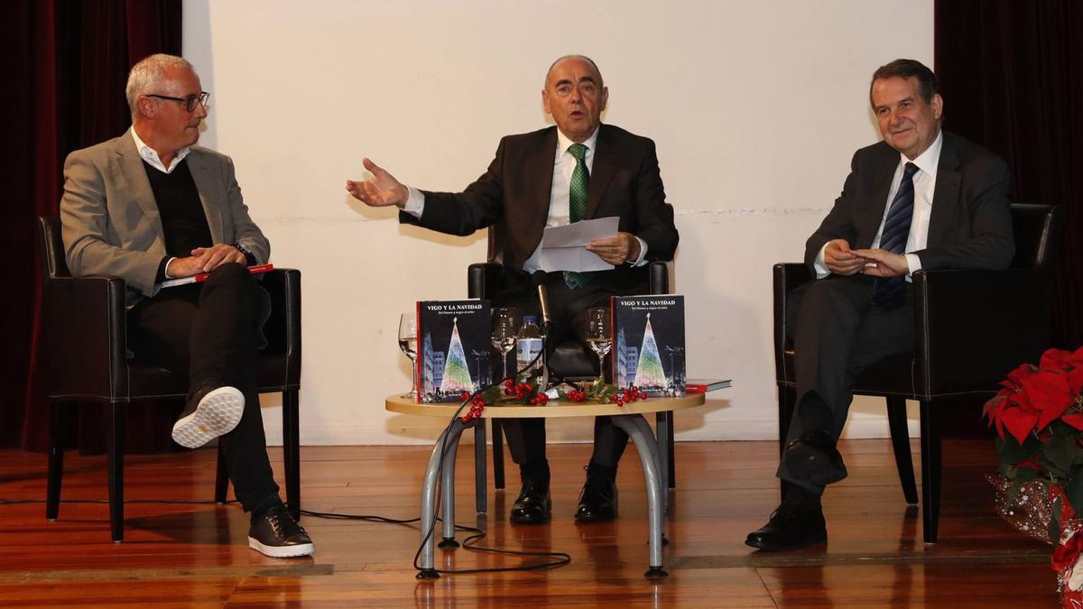 Rogelio Garrido, Ceferino de Blas y Abel Caballero,
durante la presentación de la obra en la EMAO.   | // J.L.