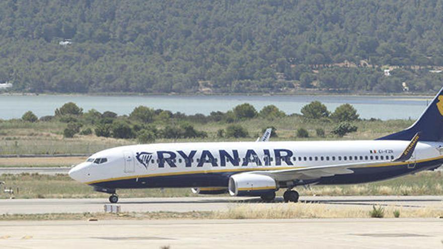 Un avión de Ryanair en el aeropuerto de Ibiza.