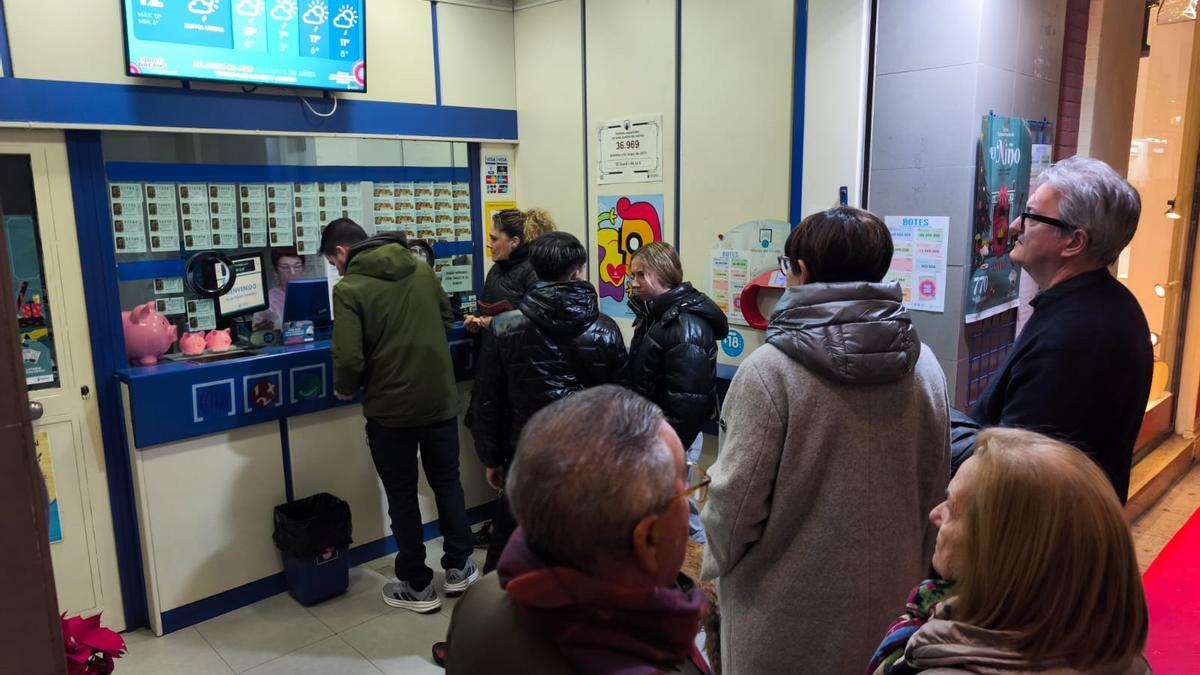 Castellonenses canjean sus boletos premiados de Navidad y compran lotería del Niño, este martes.