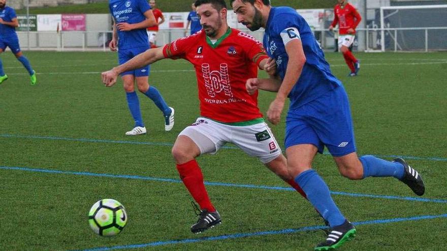 El lateral estradense Rafa lucha con un jugador visitante. // Bernabé/Adrián Rei