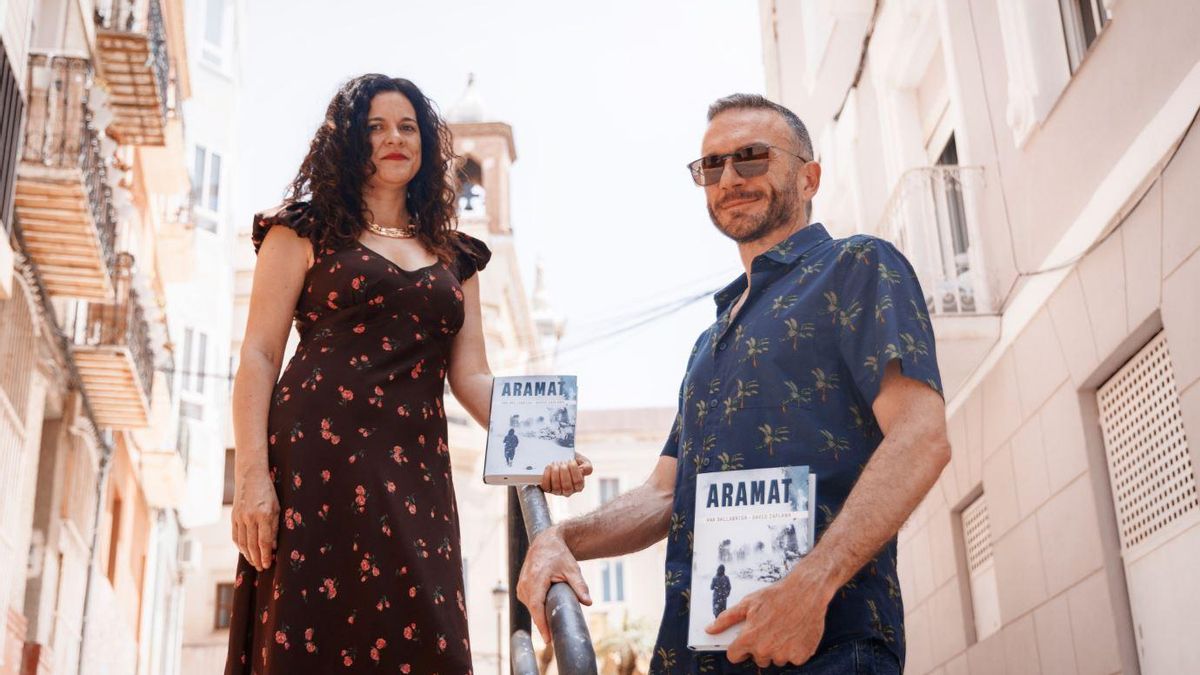 Ana Ballabriga y David Zaplana posan en Cartagena con sendos ejemplares de su último libro, ‘Aramat’.