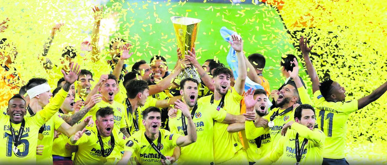 La plantilla del Villarreal CF, durante la celebración del título de Europa League en la temporada 2020/21.