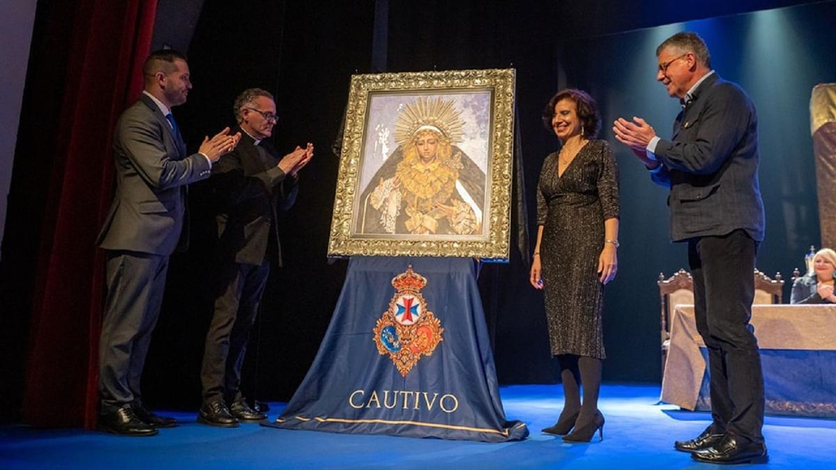 La pintora Maribel Martín ha elaborado el cartel de la salida procesional del Cautivo de Nerja este año.