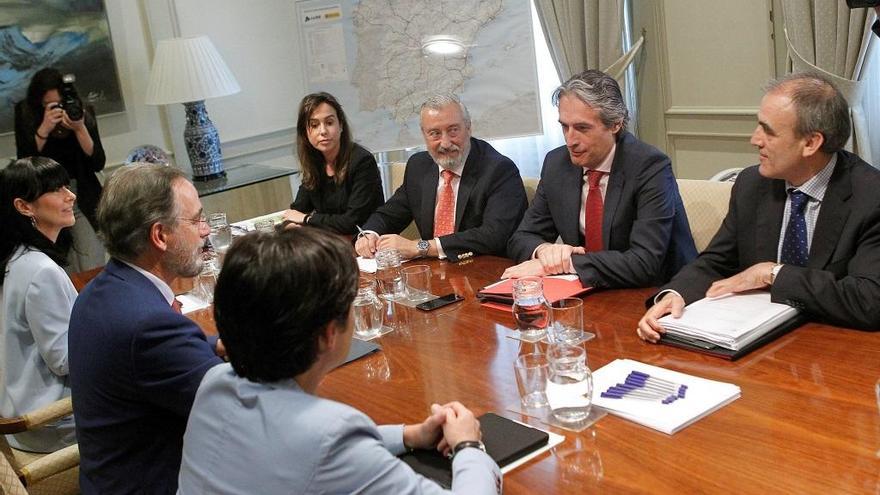 Reunión entre el ministro de Fomento y el consejero andaluz.