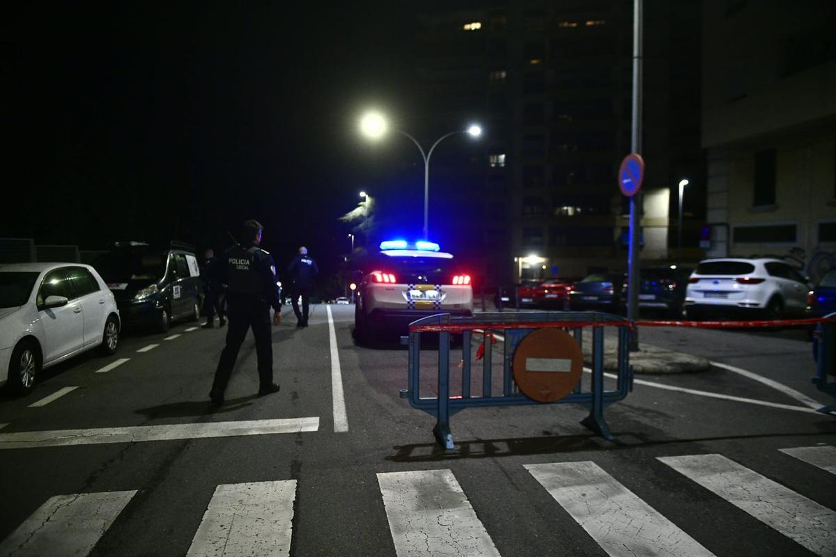 Policías locales en la calle Santa Teresa de Jesús, a última hora de la noche de este jueves.