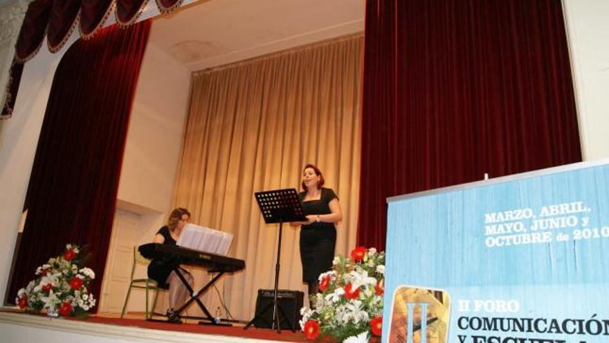 Begoña Calleja (a la derecha) en un concierto que ofreció hace dos años en Castropol.