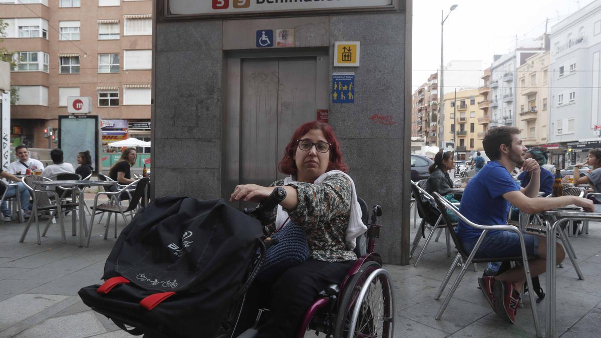 Isabel, una usuaria del metro con movilidad reducida, lleva desde agosto esperando a que reparen el ascensor de la parada de Benimaclet. Metro Valencia . Ciudad adaptada . Barreras arquitectónicas