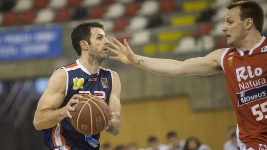 Chus Castro trata de superar a un rival del Obradoiro en un amistoso.