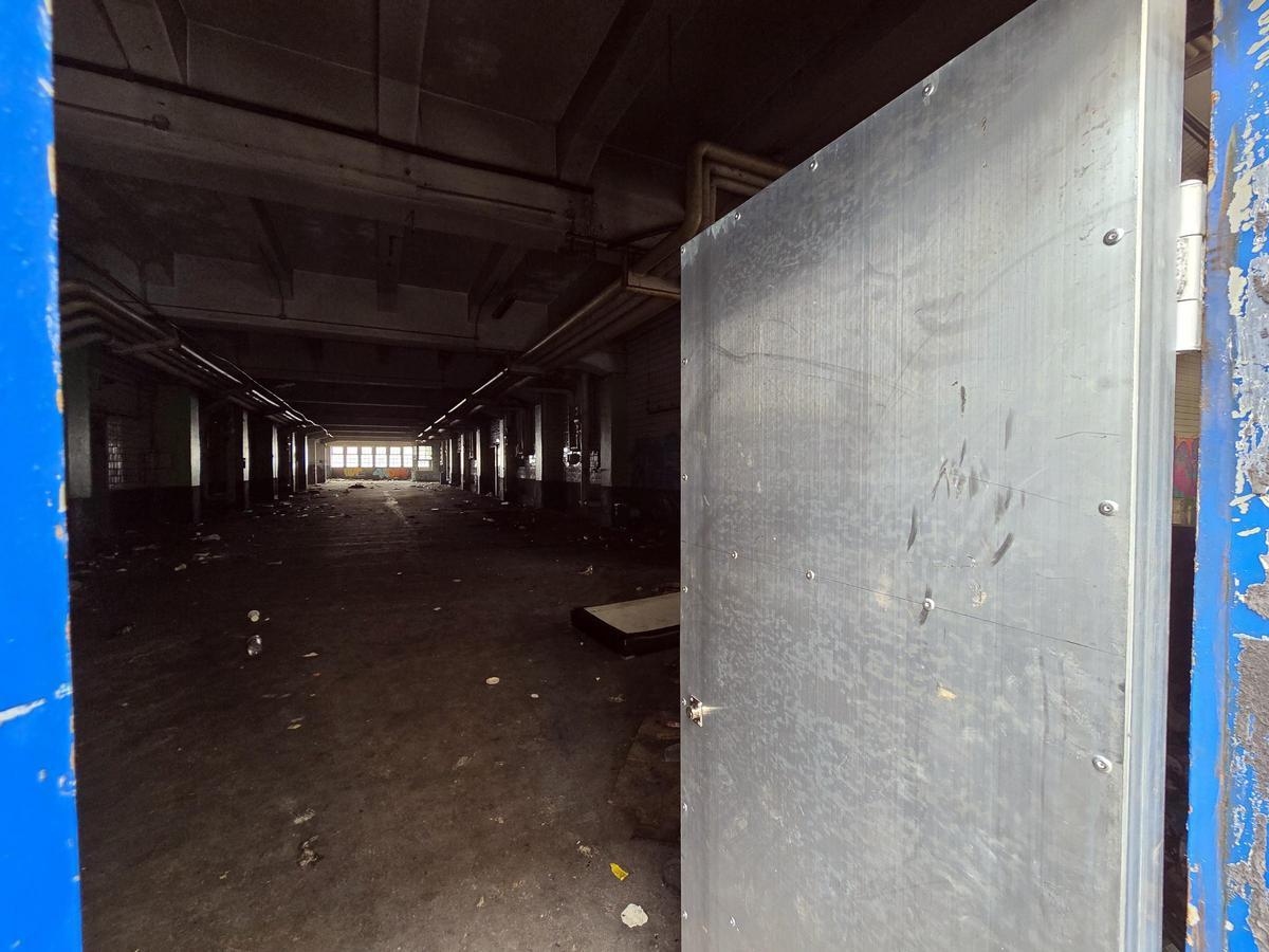 Desalojo en la nave abandonada en Vigo de la antigua Pescanova