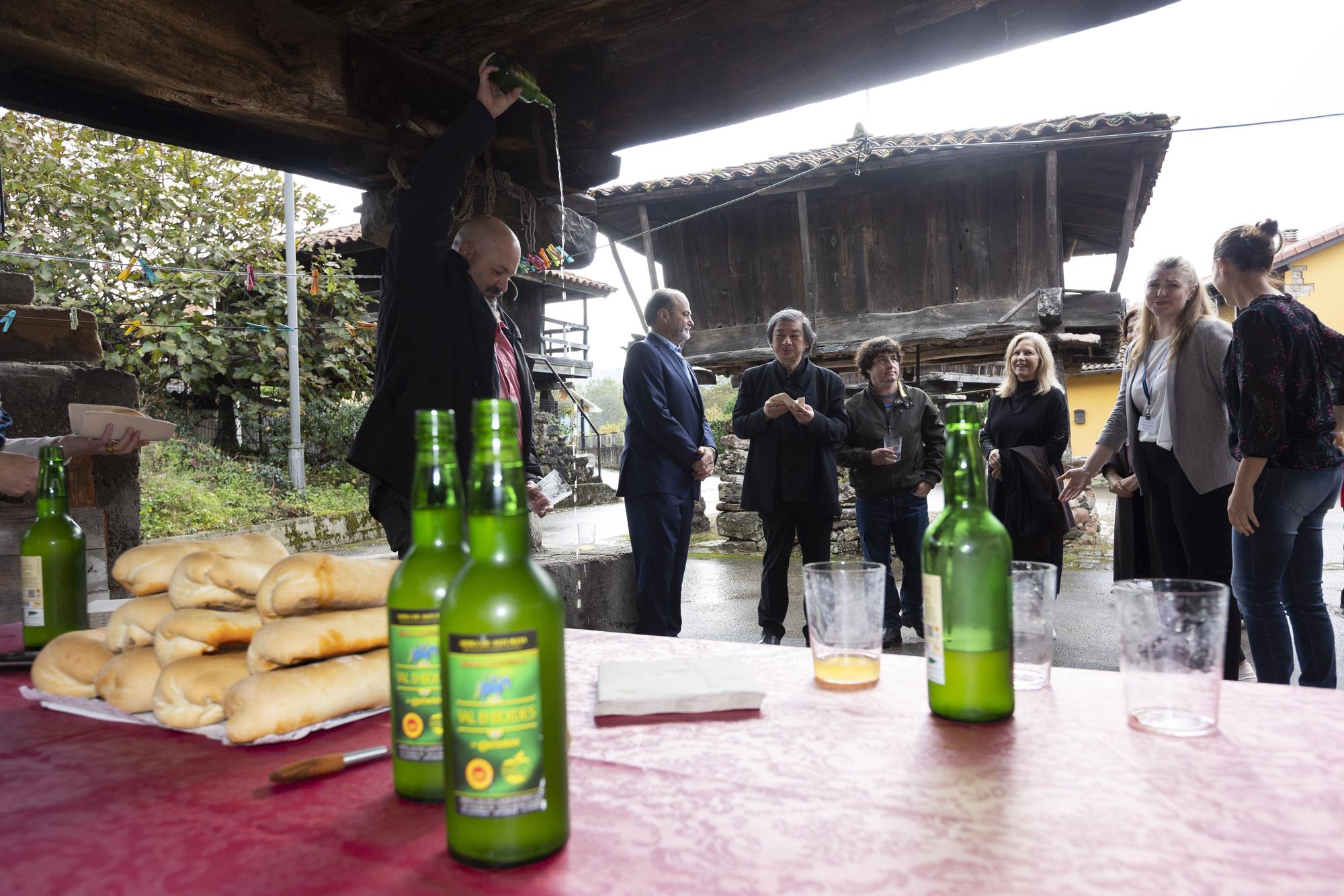 Shigeru Ban disfruta en Asturias: el arquitecto premio "Princesa" de la Concordia visita los hórreos