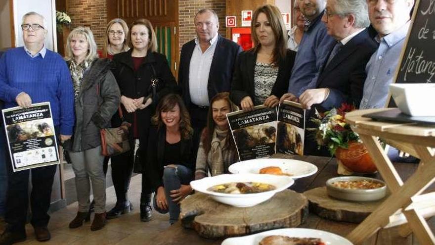 Hosteleros participantes en las jornadas gastronómicas durante la presentación del certamen, ayer en el Peña Mea.