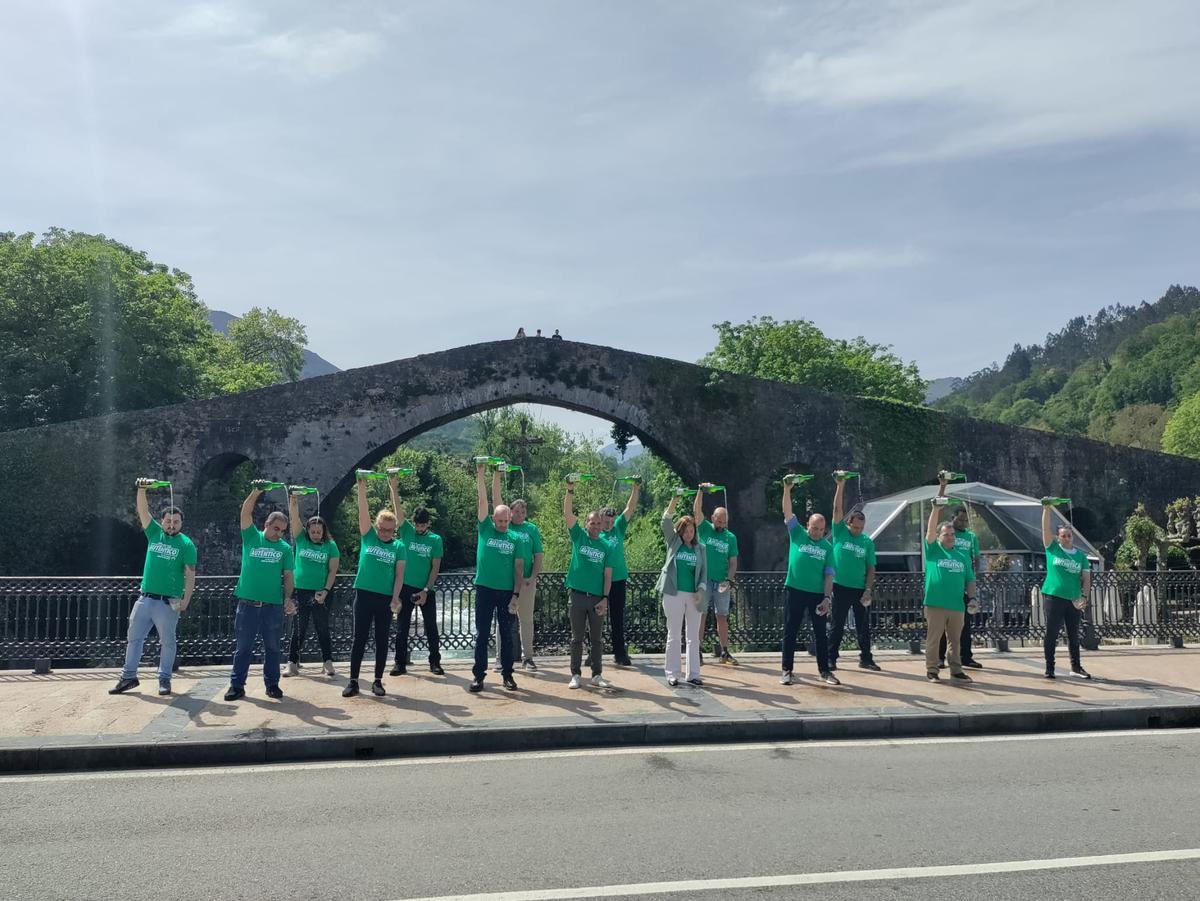 Hosteleros de Cangas de Onís sellando el acuerdo con la D.O.P