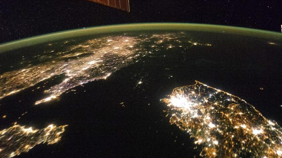 Fotografía  tomada por la Estación Espacial Internacional (ISS) el 30 de enero 2014 , vista nocturna de la península de Corea. En el centro se aprecia Corea del Norte casi completamente a oscuras en comparación con la vecina Corea del Sur (abajo a la