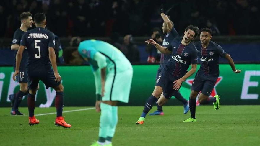 Los jugadores del PSG celebran el gol de Cavani ante la desolación de los barcelonistas.