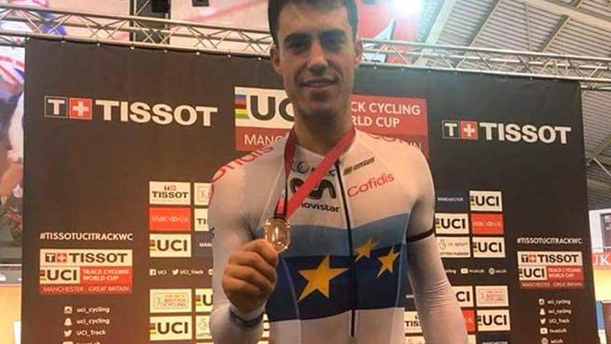 Albert Torres en el podio de Manchester con la medalla de bronce.