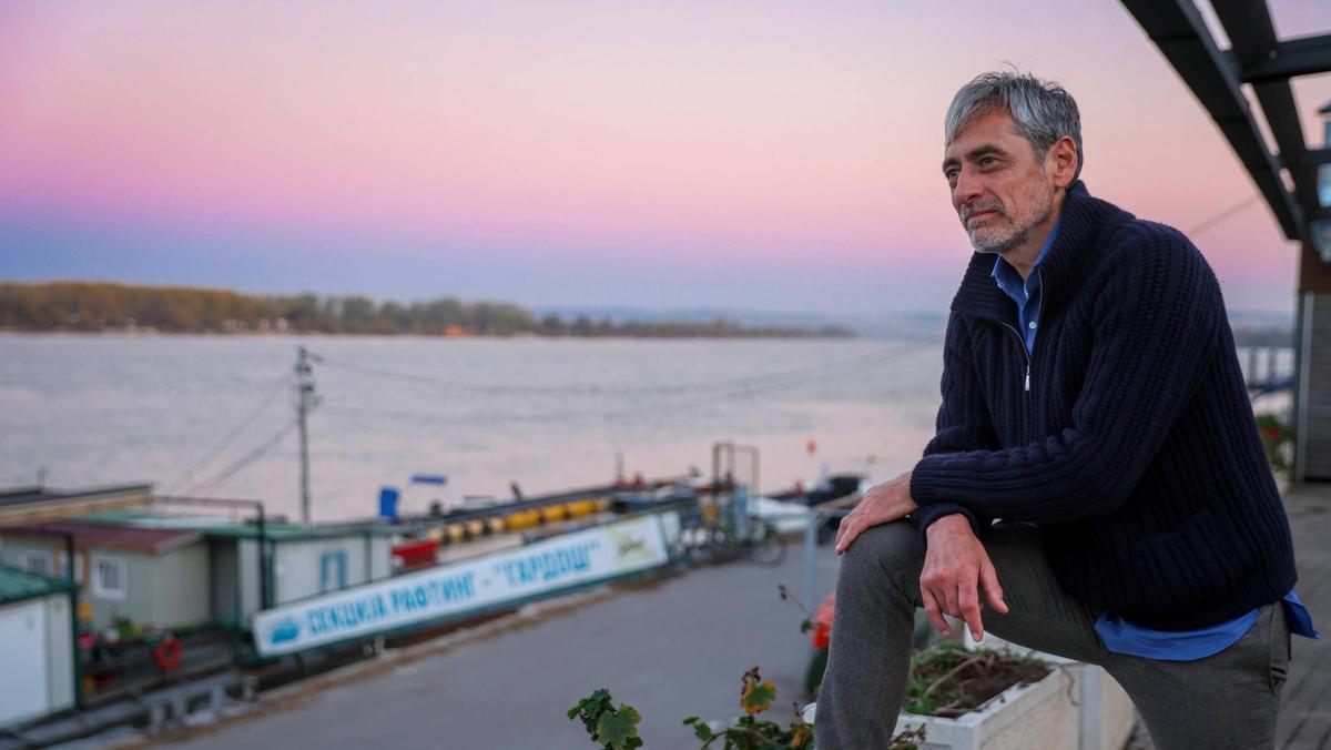 Dragan Ciric posa para SPORT frente al Danubio, junto a su restaurante de Belgrado