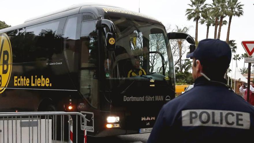 El autobús del Borussia Dortmund, escoltado por policías.