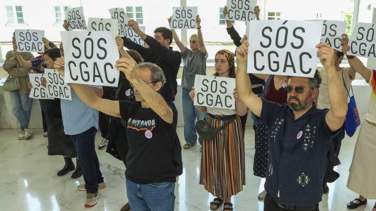 Membros da asociación Vegliota protestan no CGAC contra a decisión da Xunta de nomear a Eva López Tarrío como directora do CGAC.