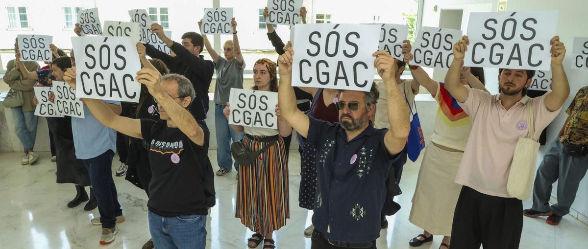 Membros da asociación Vegliota protestan no CGAC contra a decisión da Xunta de nomear a Eva López Tarrío como directora do CGAC. / Xoán Álvarez