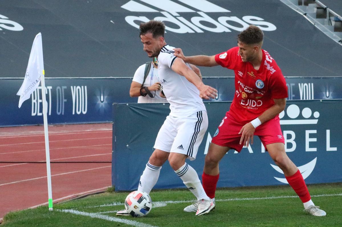 Una acción del partido entre el Marbella FC y El Ejido 2021.