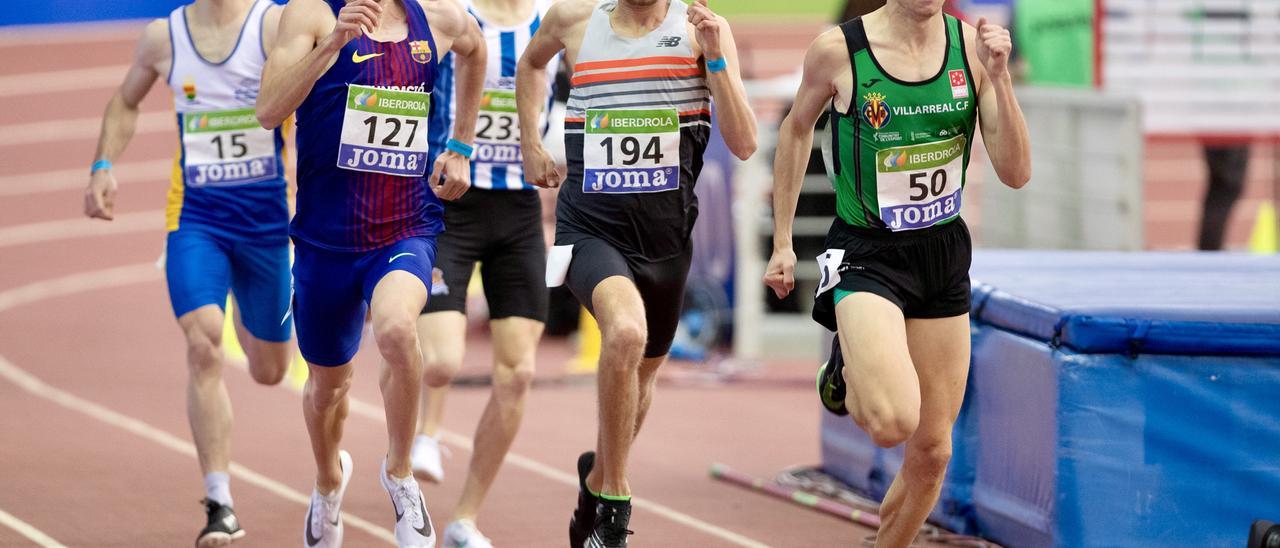 Javier Mirón durante la carrera, segundo por la derecha