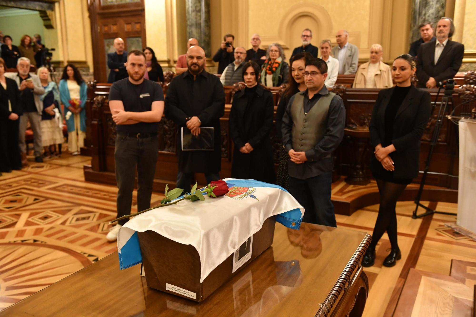 Recepción e enterro dos restos do pintor Francisco Miguel