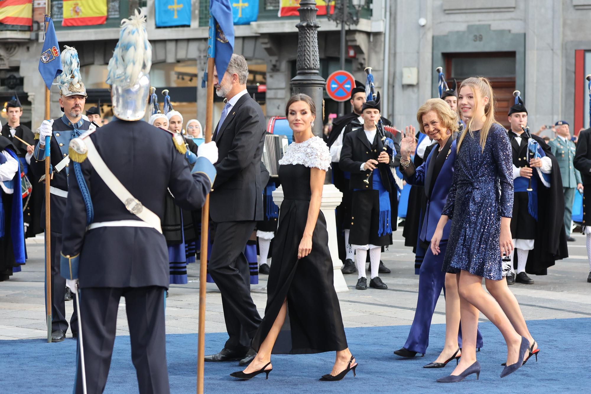 Los Reyes Felipe VI y Doña Letizia acompañada de sus hijas la Princesa Leonor y la Infanta Sofía, junto a la Reina Doña Sofía en los Premios Princesa de Asturias 2022.