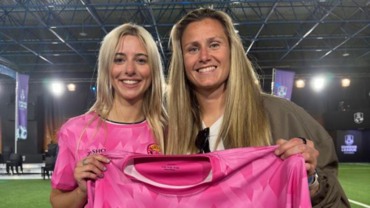 La presidenta de Porcinas FC, Gemita (izq.), junto a la embajadora del mismo club, Sandra Paños (der.)