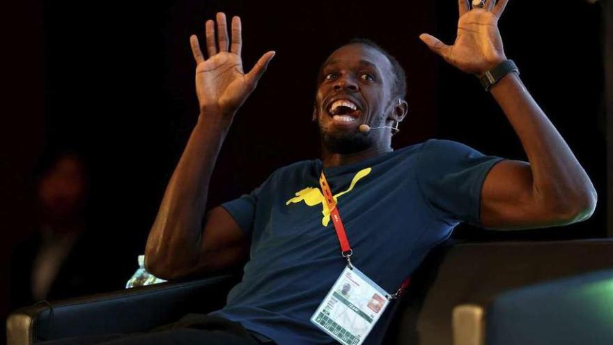 Bolt bromea durante su comparecencia ante los medios. // Efe