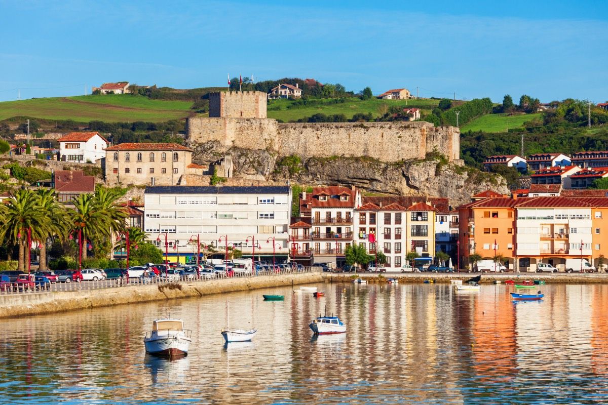 El Castillo del Rey en San Vicente de la Barquera que domina el puerto pesquero