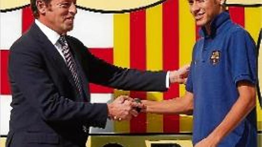 Rosell saluda Neymar el 3 de juny, el dia de la seva presentació.