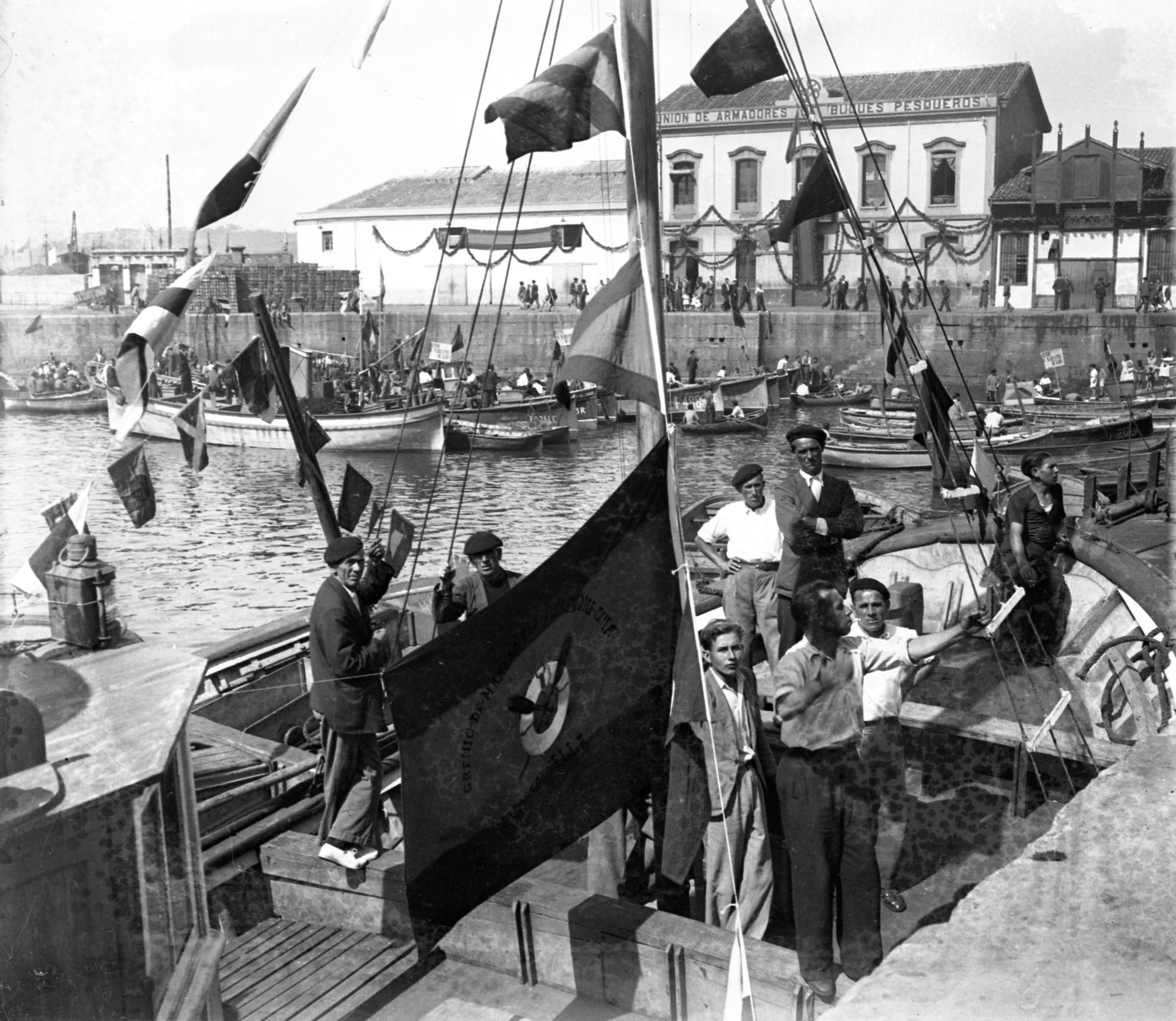 Pescadores en el Muelle con las embarcaciones engalanadas por la visita de Franco. Gijón/Xixón, 7 de septiembre de 1942. Col. Muséu del Pueblu d’Asturies