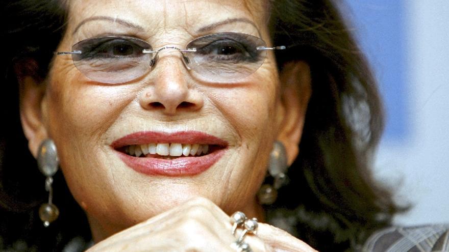 La actriz italiana Claudia Cardinale posa para los fotógrafos.