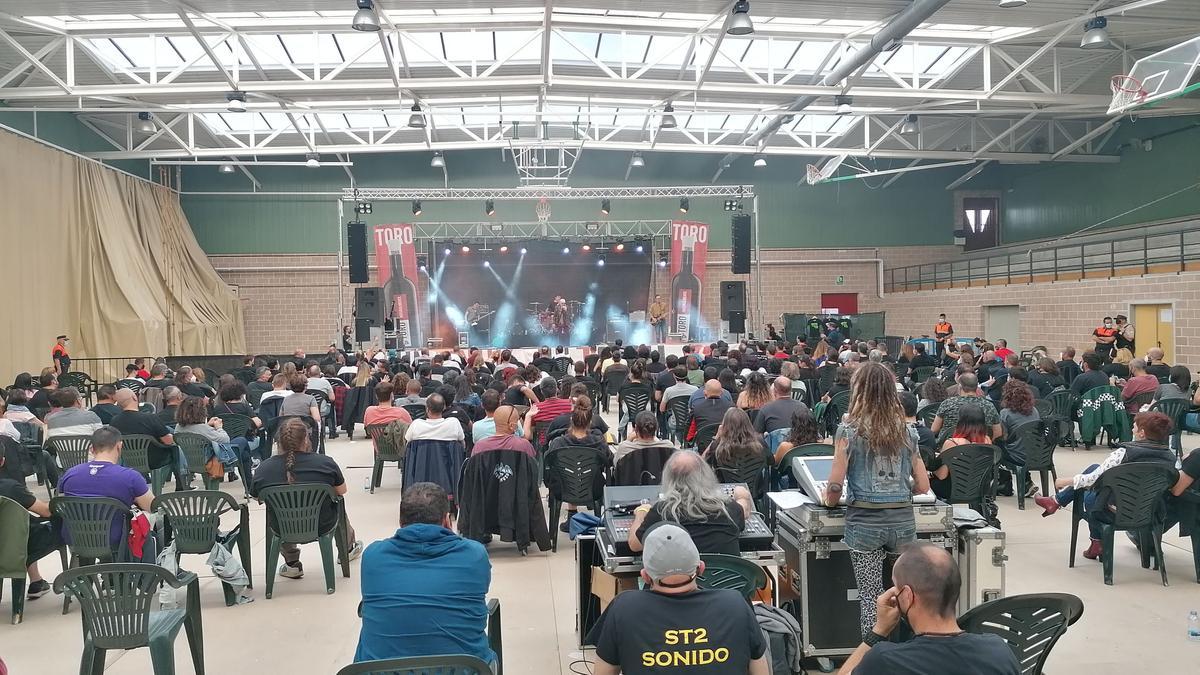 El público disfruta del concierto de &quot;El Drogas&quot; en el pabellón municipal de deportes