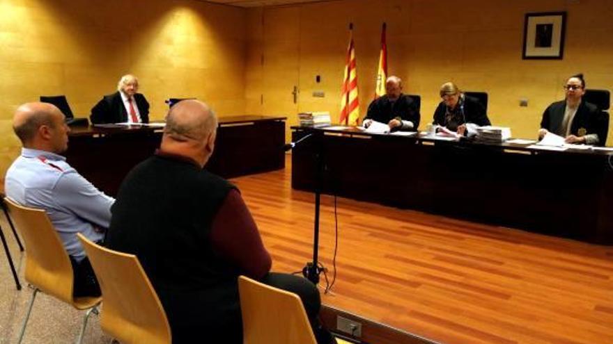 Andrighetto, d&#039;esquena, ahir en el judici a l&#039;Audiència de Girona.