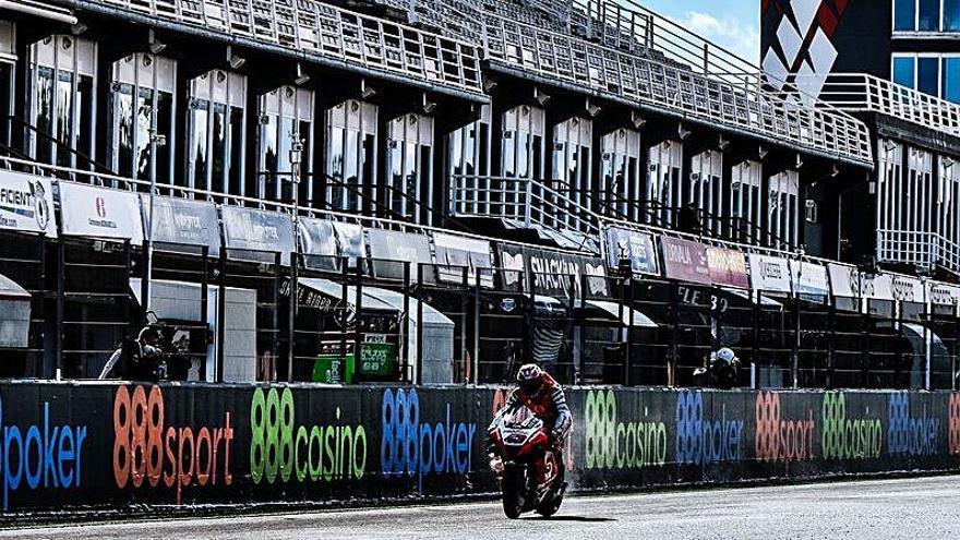 Un piloto en la recta del Circuit Ricardo Tormo