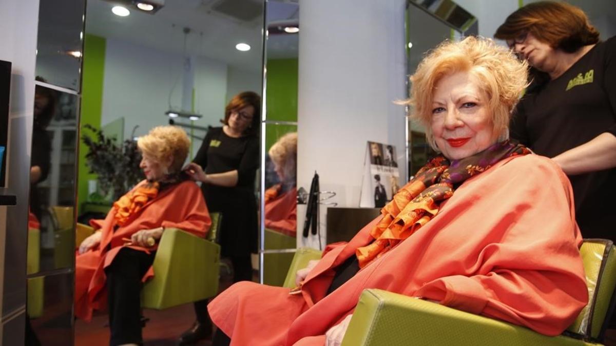 Núria Feliu, en su peluquería de toda la vida.