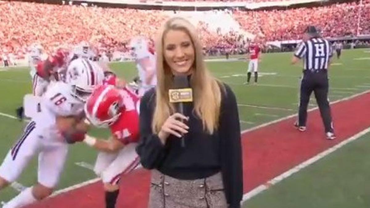 El increíble placaje a una reportera durante un partido de fútbol americano