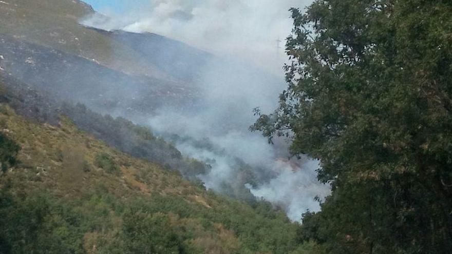 El fuego sigue abrasando el valle del río Pedro en Hedroso