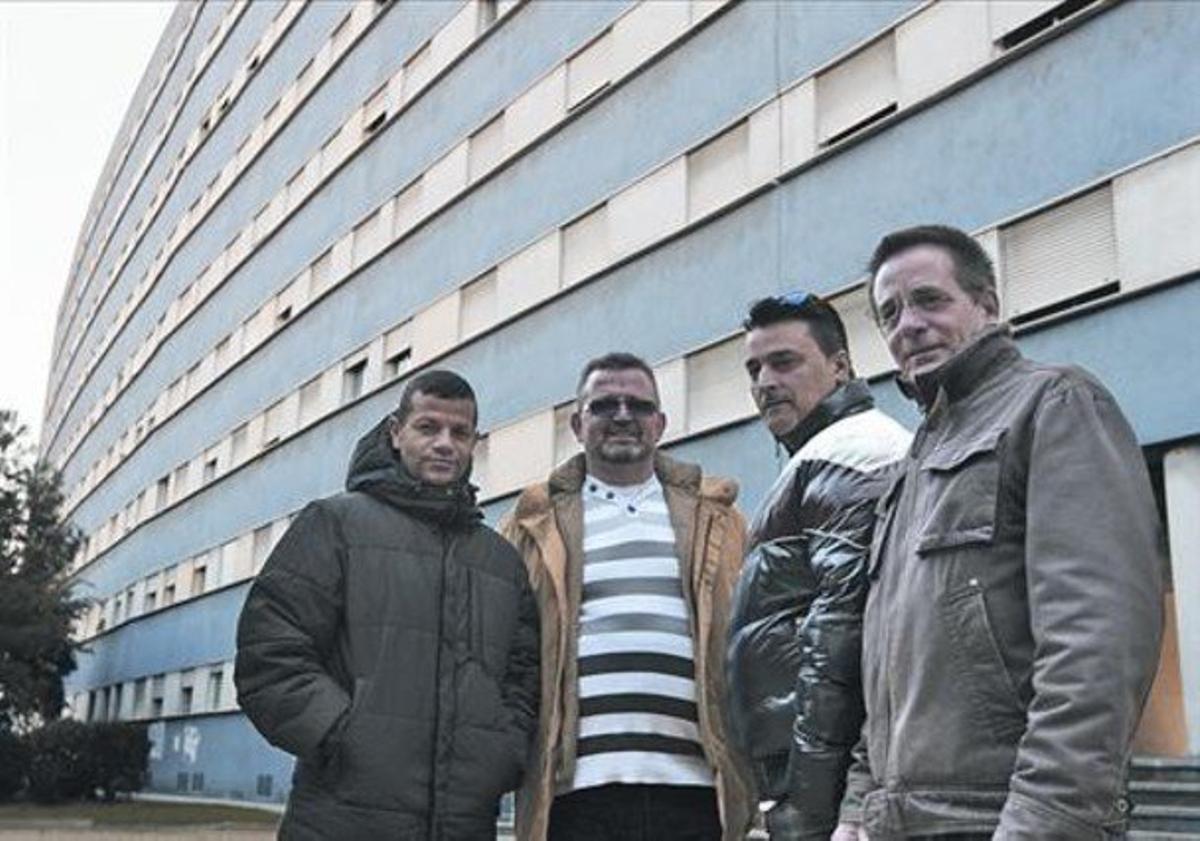 Fundadors 8 Els quatre veïns que van crear l’associació, davant el bloc on resideixen. Fundadors 8 Els quatre veïns que van crear l’associació, davant el bloc on resideixen.