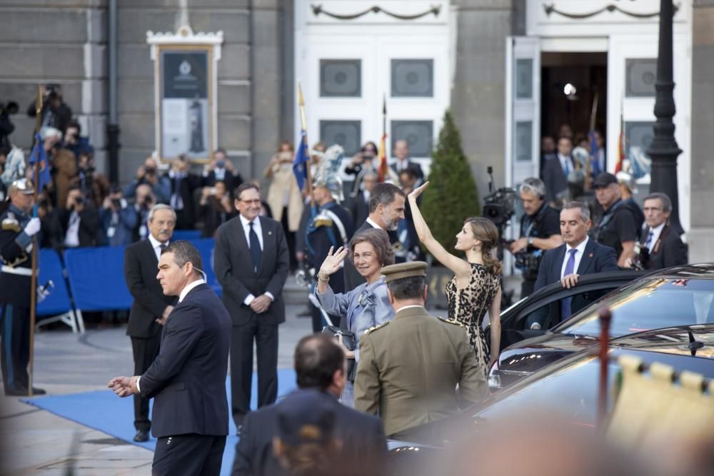 Ambiente en la calle durante la entrada a los premios y concentración antimonarquía