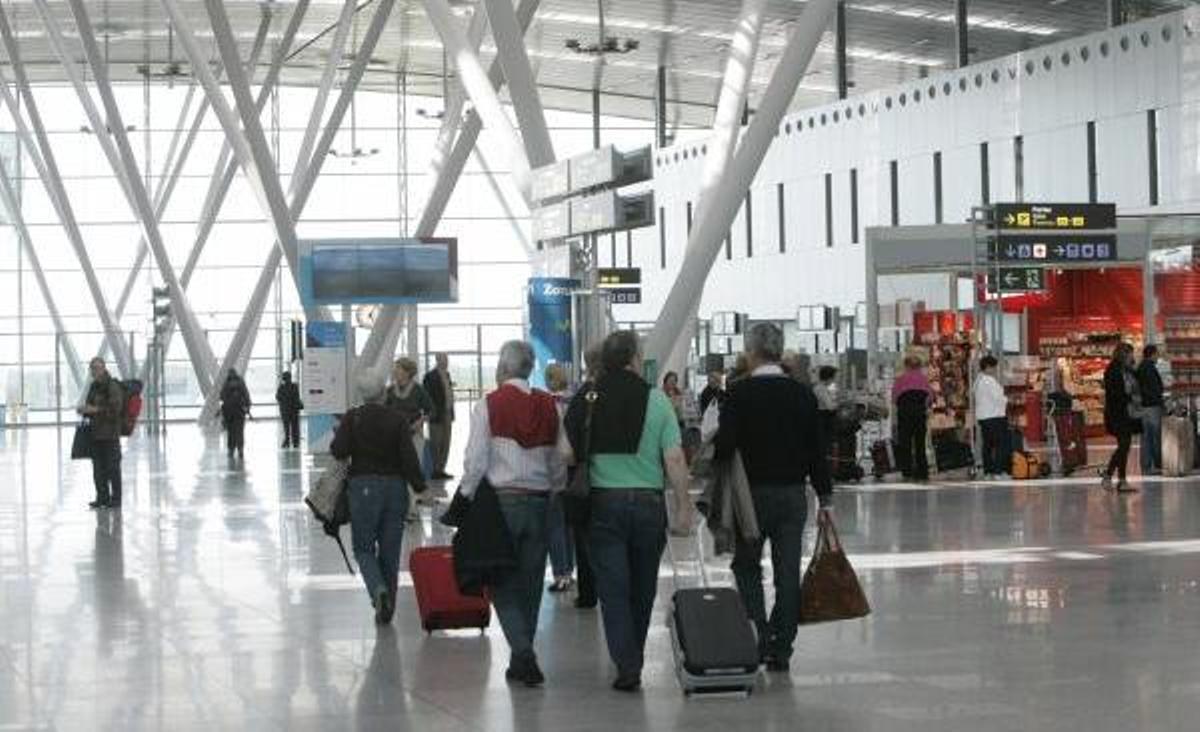 Interior del aeropuerto de Santiago en el que una mujer denunció a su marido por "maltrato habitual". // Xoán Álvarez