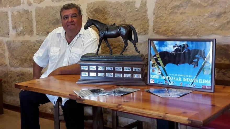 Adolfo García, vicepresidente del RCEEM, presentó el trofeo.