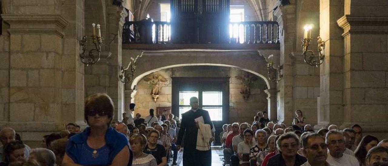 Esperando por la misa de la novena en el Santuario de Os Milagros. //Enzo Sarmiento